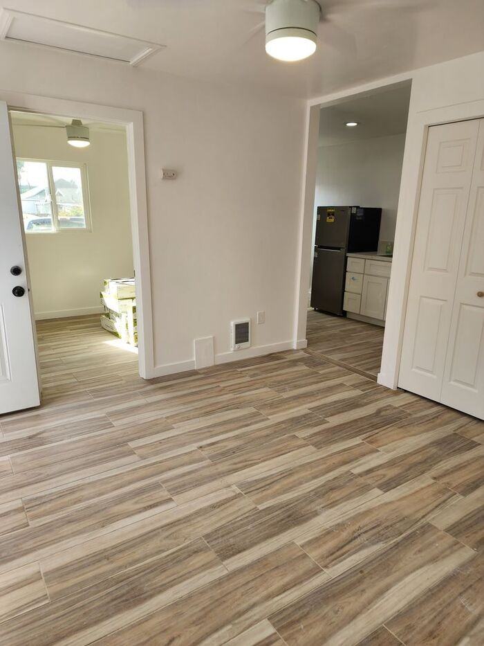 2413 L St - Photo 4 of 8