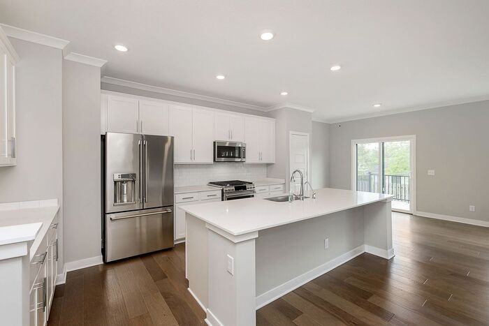 639 Golborne St - Photo 5 of 28