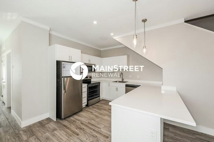 1244 Lonsdale Ave - Photo 6 of 19