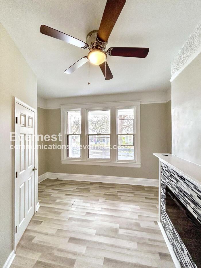 1434 Rogers St - Photo 4 of 19