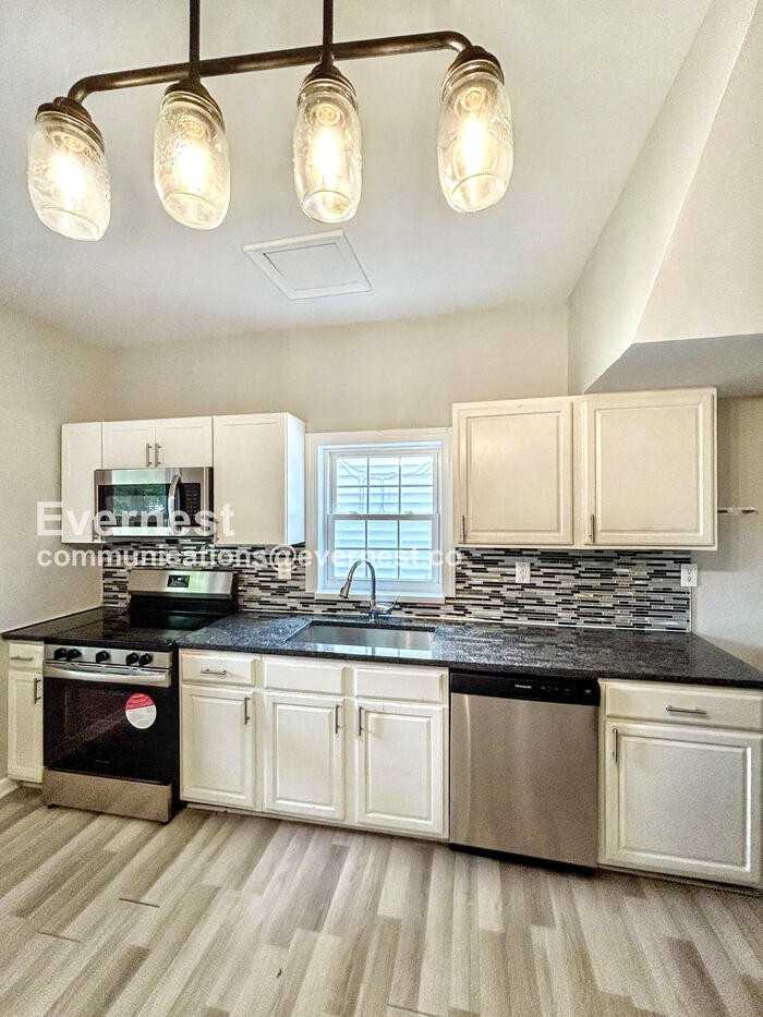 1434 Rogers St - Photo 6 of 19