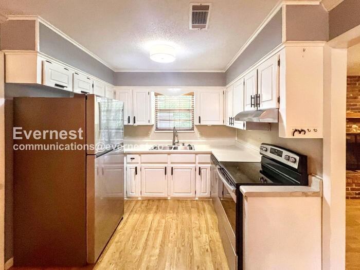 903 Bristol Dr - Photo 3 of 18