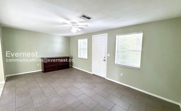 3509 Kingsbury Drive - Photo 4 of 24