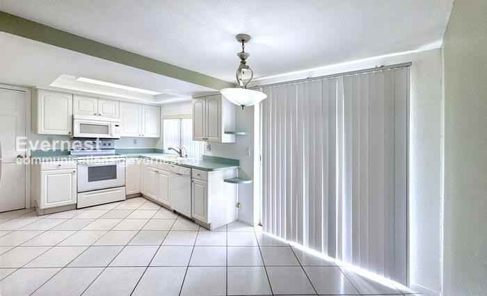 3509 Kingsbury Drive - Photo 5 of 24