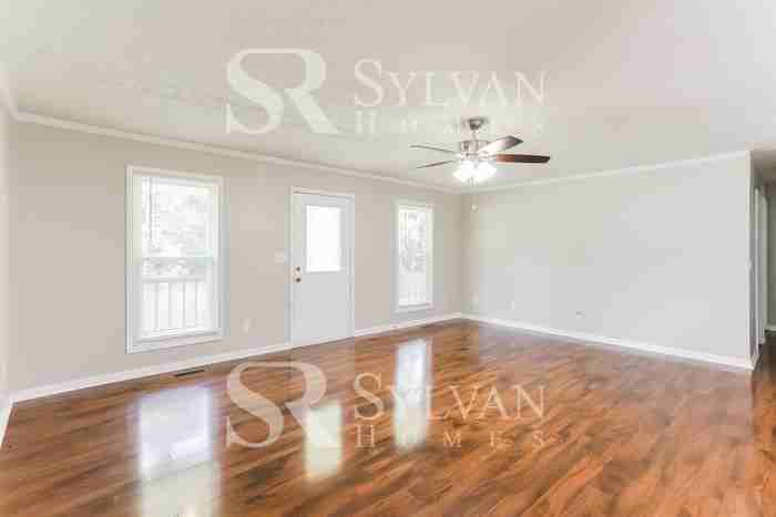 202 Hunters Ln - Photo 3 of 15