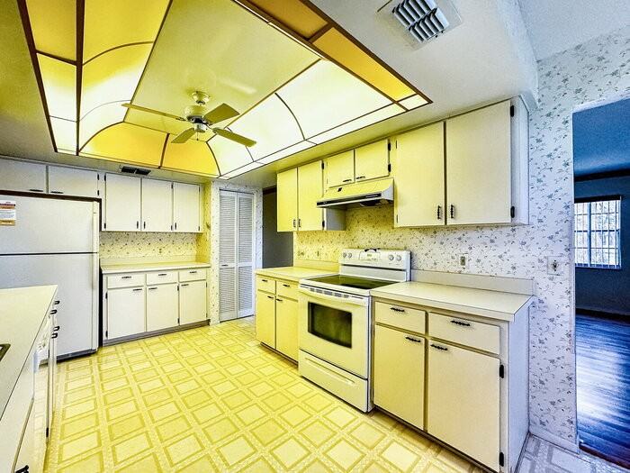 4819 Prince George Circle - Photo 5 of 31