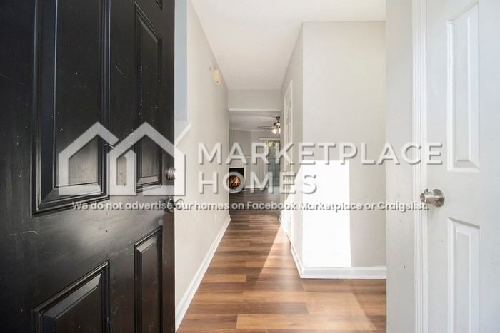 2033 Charter Ln - Photo 3 of 24