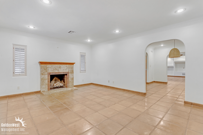 2930 N 8th Ave - Photo 2 of 24