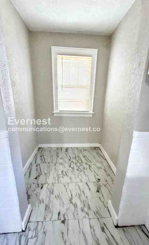 3720 Darby St - Photo 4 of 17