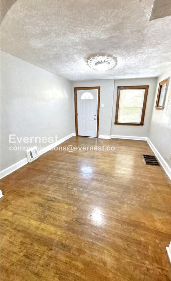 3720 Darby St - Photo 5 of 17