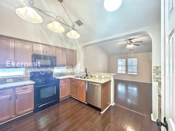 317 Strawn - Photo 2 of 20