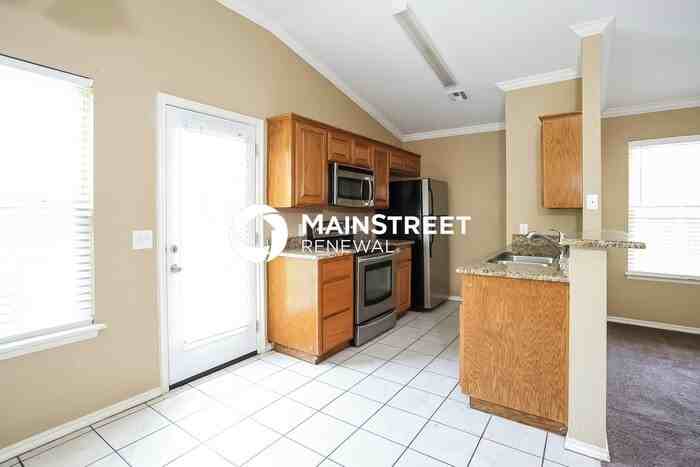 10633 Northwest 34th Street - Photo 5 of 15