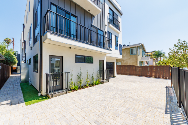 1330 Tamarind Ave #B2