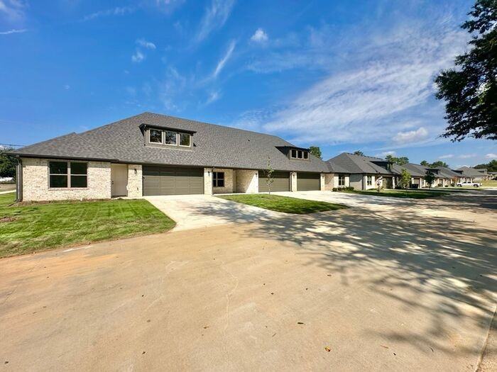 2404 Henshaw Creek Dr #101 - Photo 2 of 31