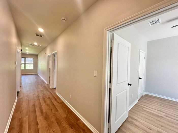 2404 Henshaw Creek Dr #101 - Photo 4 of 31