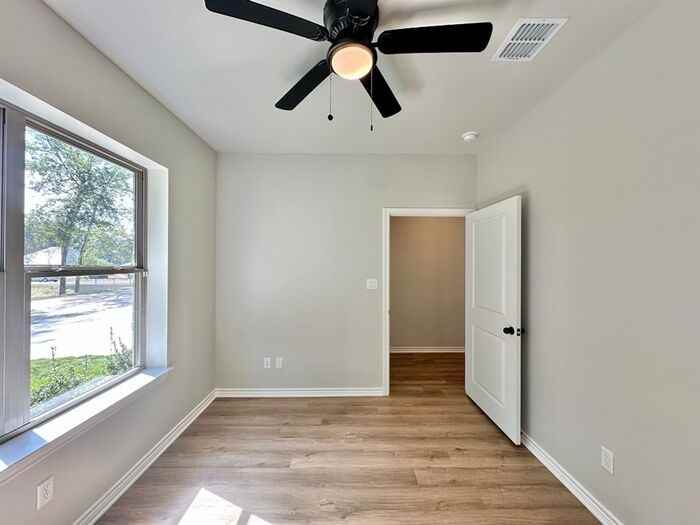 2404 Henshaw Creek Dr #101 - Photo 5 of 31