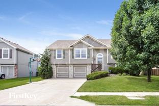 10216 N Lewis Ave - Photo 1 of 1