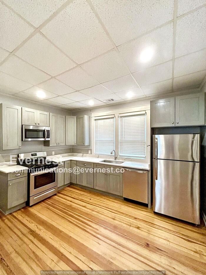 3060 Stockton St - Photo 3 of 23