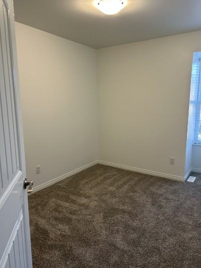 1 MONTH FREE RENT! Spacious 4 Bedroom Main Floor Suite | SF238 – 11425 67 Street NW Highlands, Edmonton - Photo 6 of 17