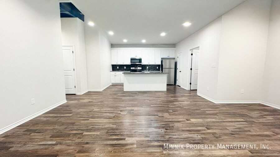 5526 122nd St #B - Photo 3 of 19