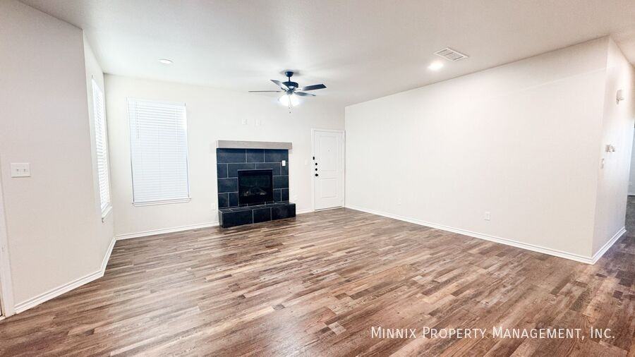 5526 122nd St #B - Photo 4 of 19