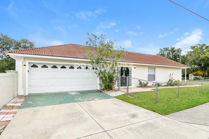 330 N John St - Photo 2 of 20