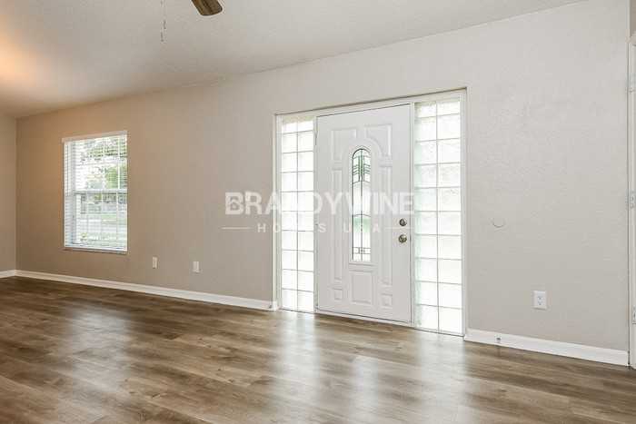 330 N John St - Photo 3 of 20