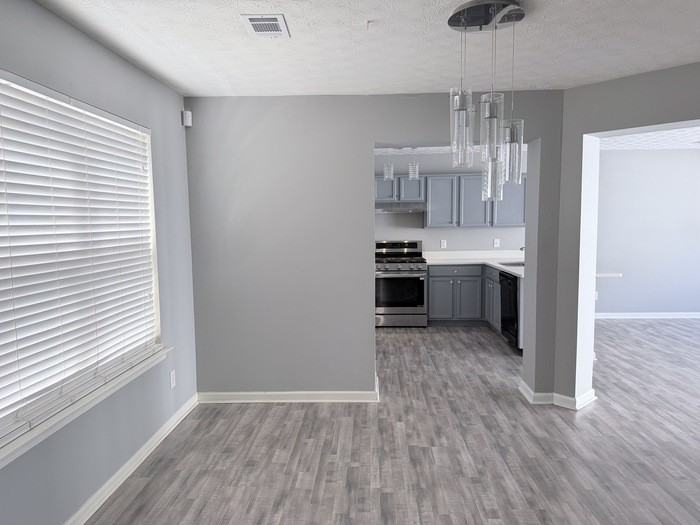 686 W Oaks Dr - Photo 2 of 21