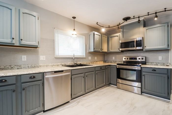 140 Mason Ave - Photo 7 of 14