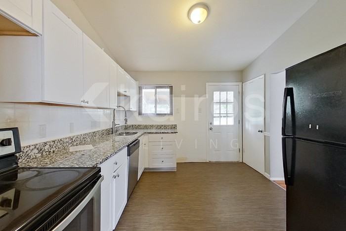 425 Saint Edward Ln - Photo 6 of 23