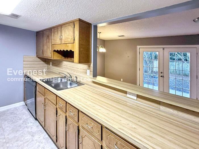 2225 Cheshire Dr - Photo 3 of 21