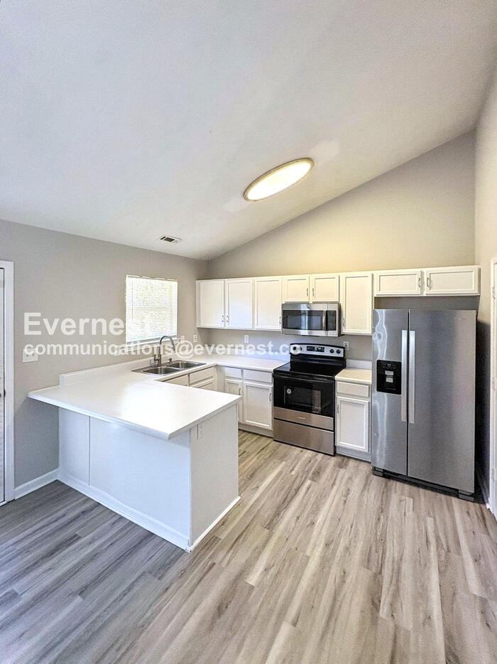 7011 Regency Ln - Photo 3 of 26