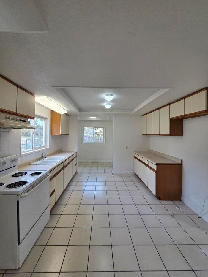 2121 S 50th St - Photo 4 of 14