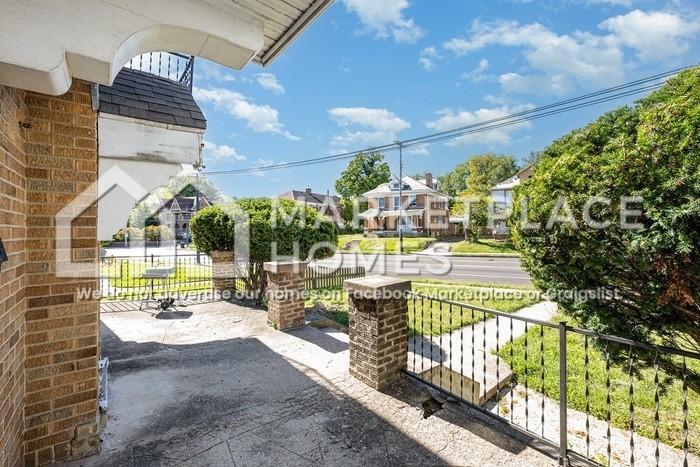 2716 N Main St #3 - Photo 4 of 19