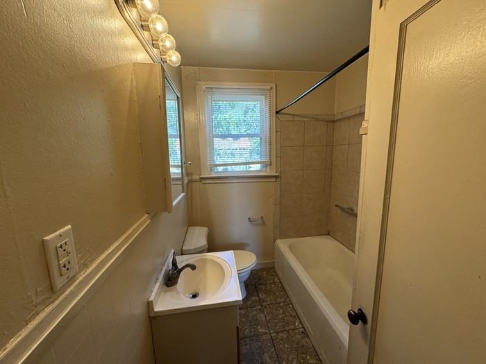 2814 W 7th St - Photo 7 of 9