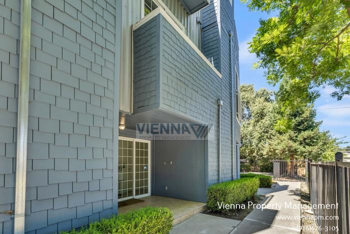 403 Harriet Ln - Photo 3 of 50