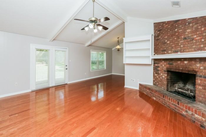 406 Trailwood Dr - Photo 3 of 11