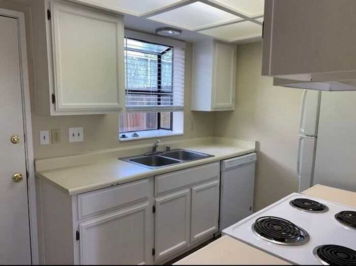 927 Manhattan St #F - Photo 4 of 5