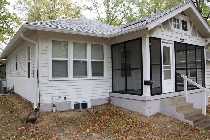 431 N Grand Ave - Photo 2 of 17