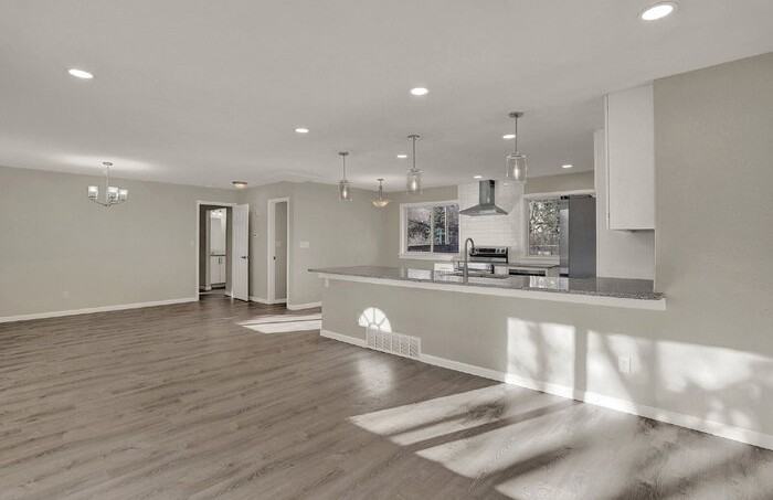 817 Westmoor Dr - Photo 4 of 35