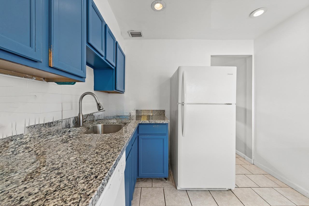 1127 Ne 5th Ave #4 - Photo 6 of 27
