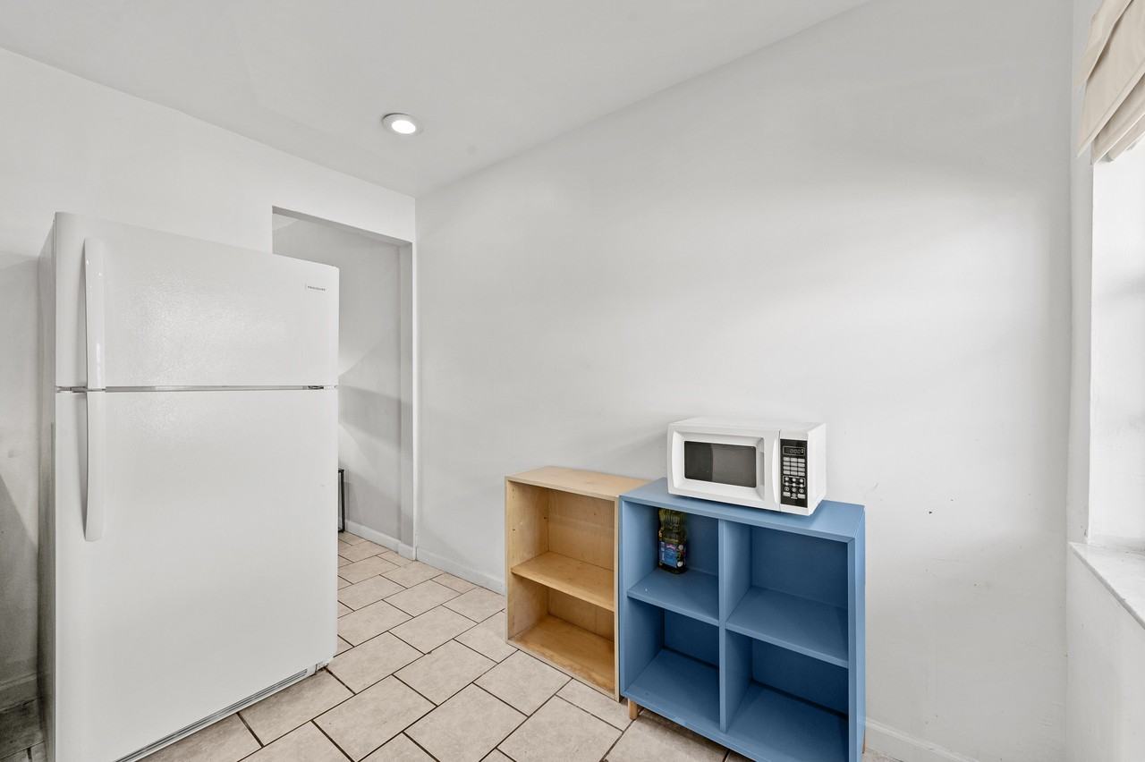 1127 Ne 5th Ave #4 - Photo 7 of 27