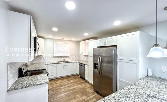 217 N Sweetbriar Ave - Photo 3 of 33