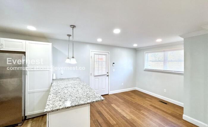 217 N Sweetbriar Ave - Photo 5 of 33