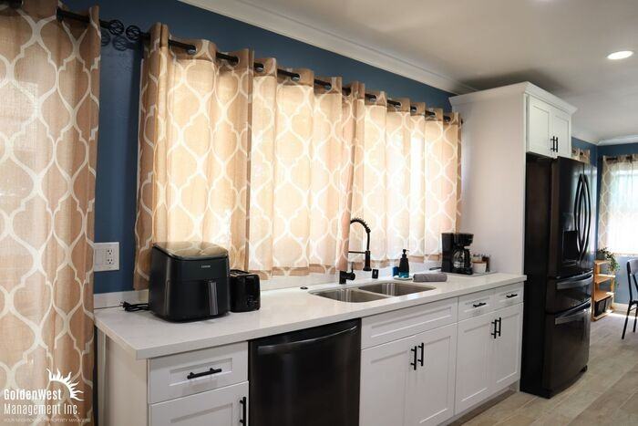 2635 Sunset St - Photo 3 of 9