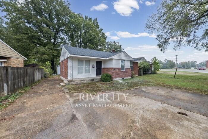 1016 Mendenhall Cv - Photo 2 of 20