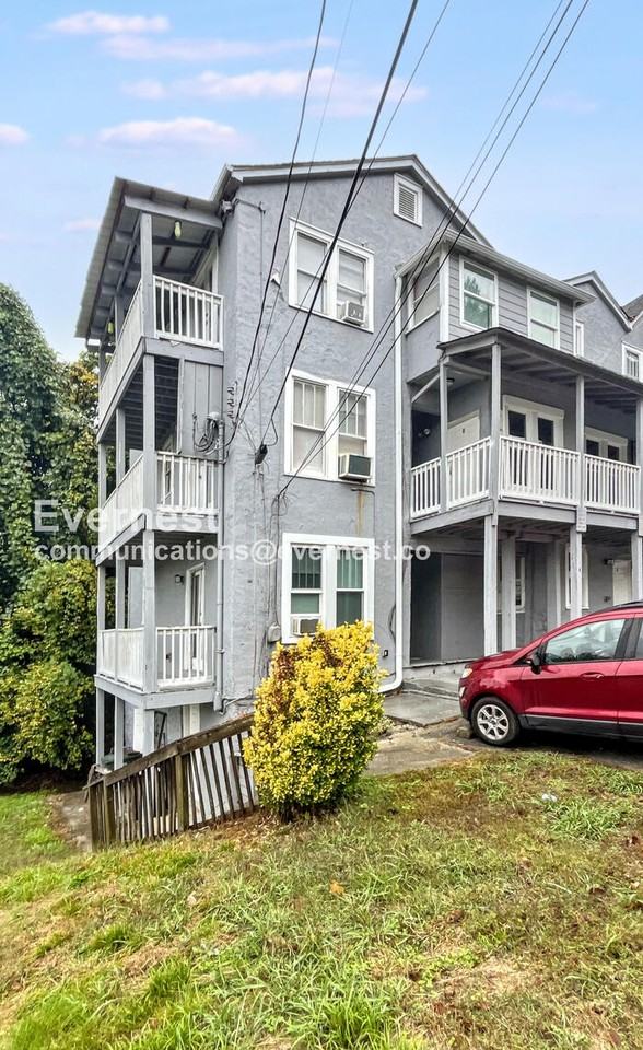 32 Woodlawn Dr #1 - Photo 2 of 18