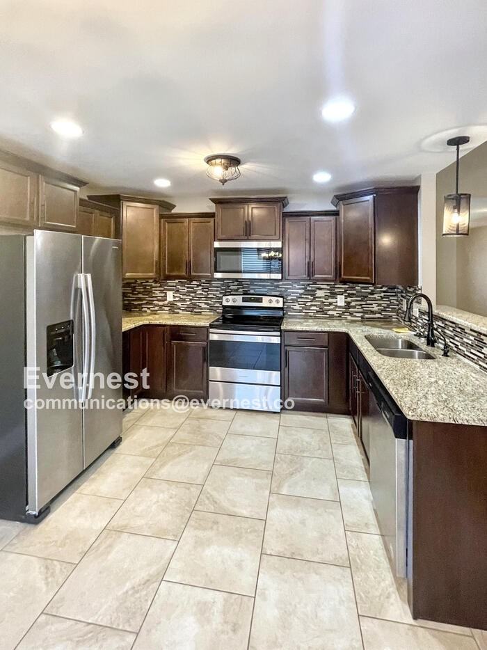 1030 Garner Hills Dr - Photo 3 of 31