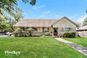 featured image of 902 Poinsettia Drive