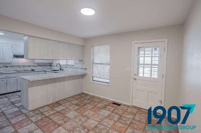 8709 Northwest 86th Street - Photo 7 of 25